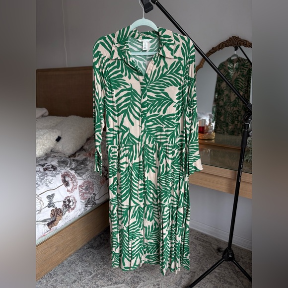H&M Dresses & Skirts - H&M Green Leaf Pattern Long Sleeve Dress